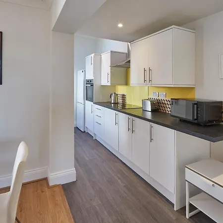 Host & - Artist House بيت للعطل *