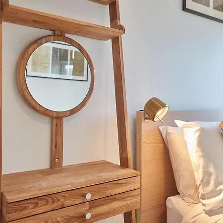 Host & - Artist House Лофтус